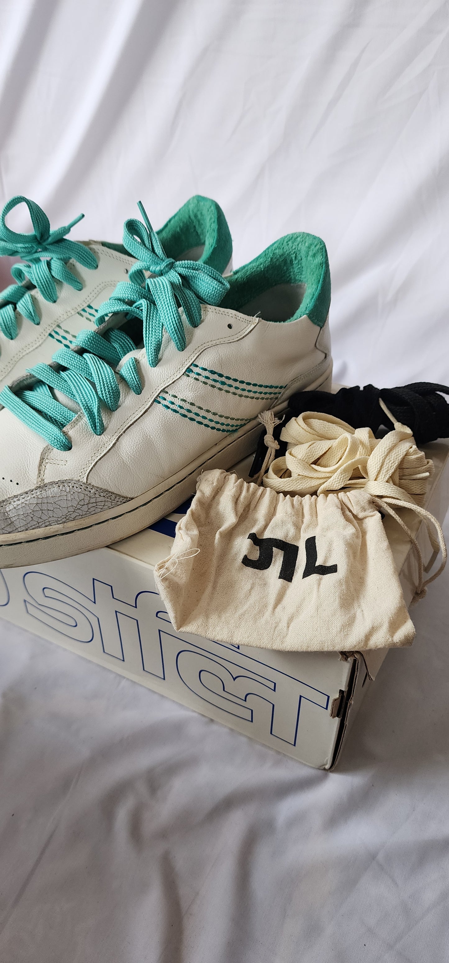 Gully Labs
Lace-Up Sneakers with leather Upper