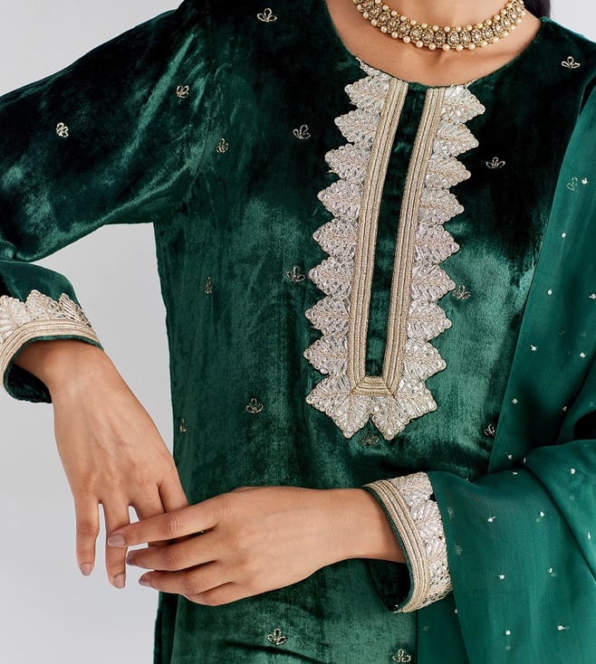 Ancestry
Green Live Inaya Velvet Kurta Set Of 2