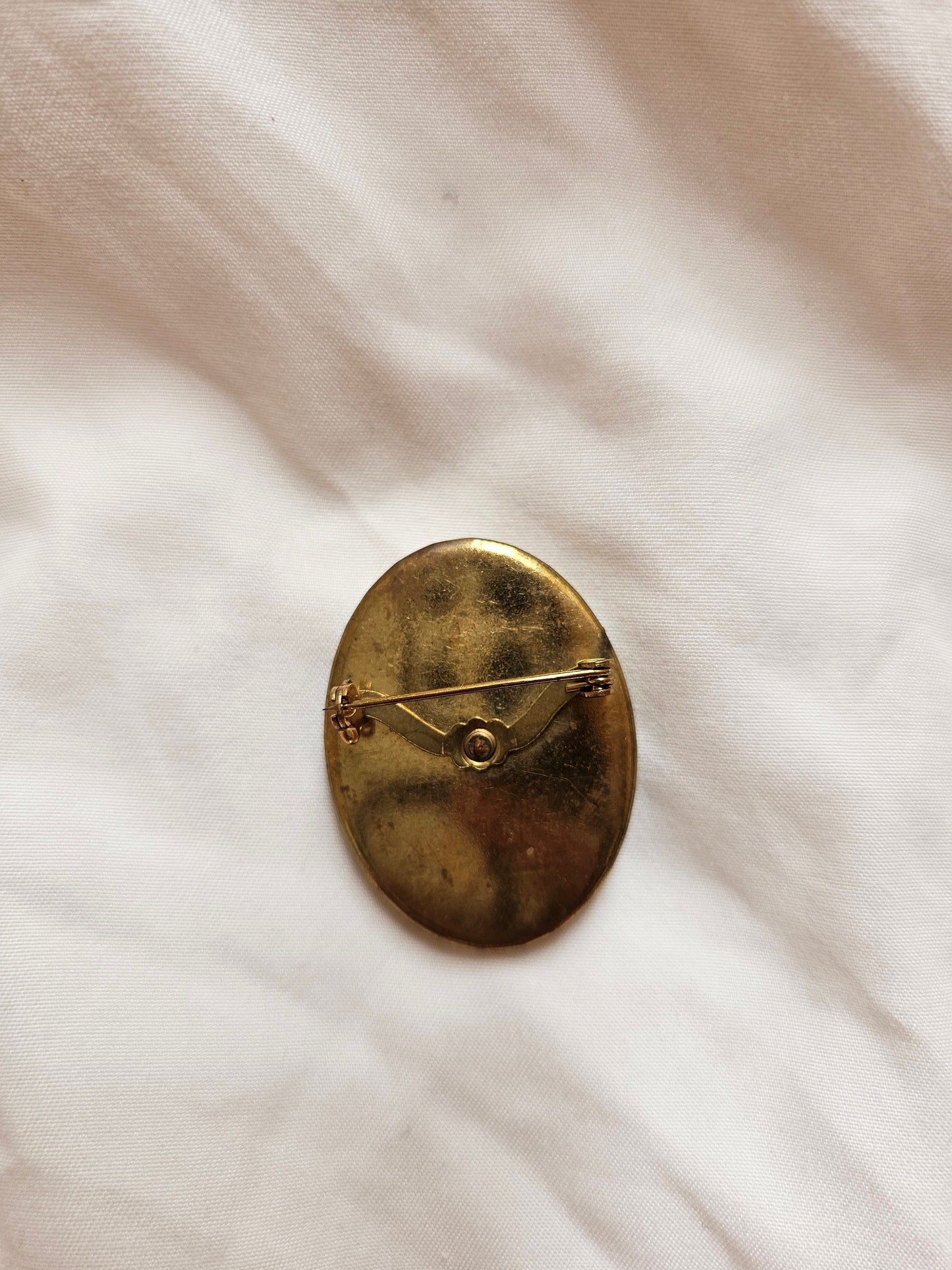 Vintage Oval Art Deco Illustration Brooch