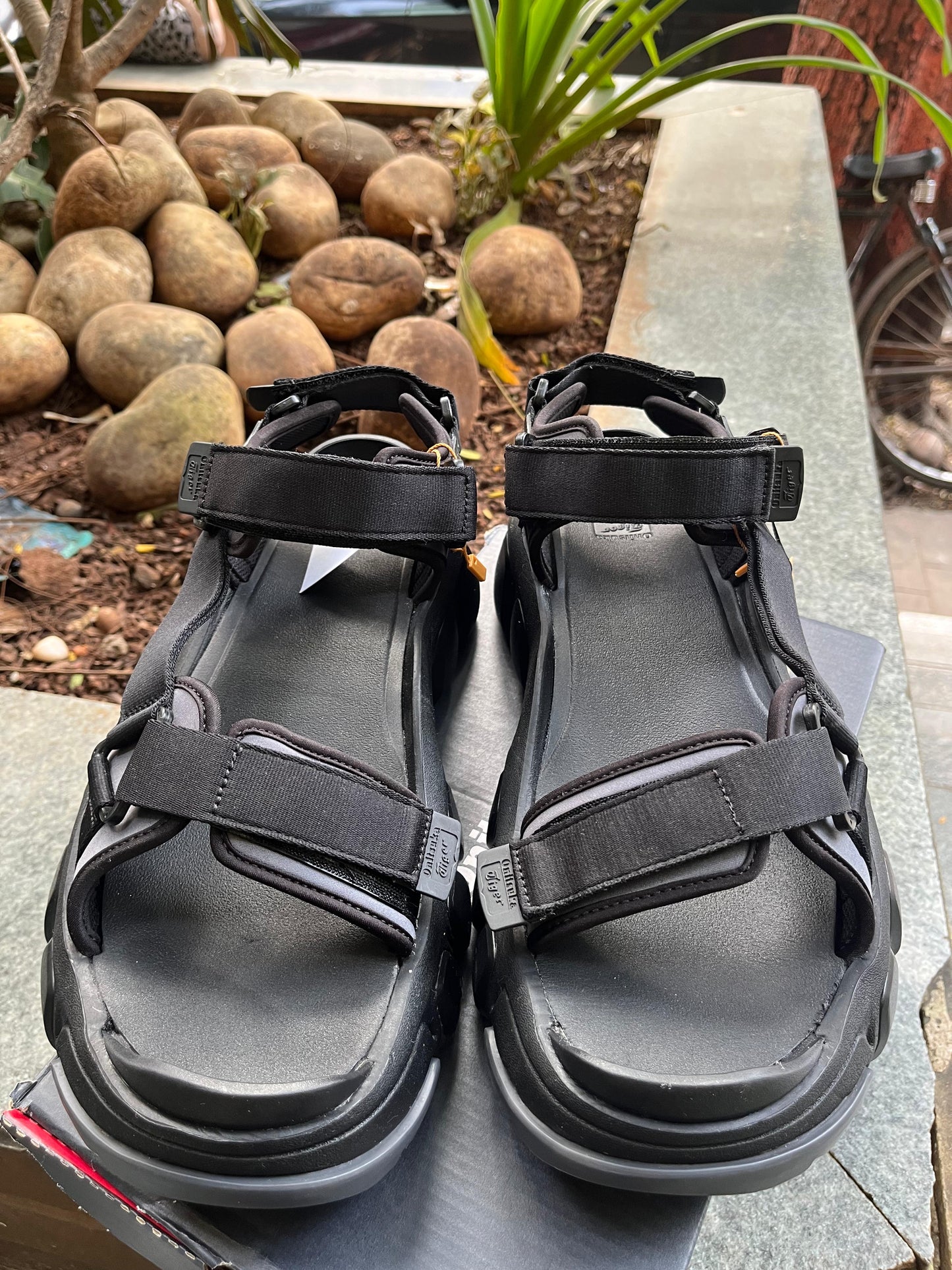 Onitsuka Tiger Black SUnisex Dentigre Floater Sandal