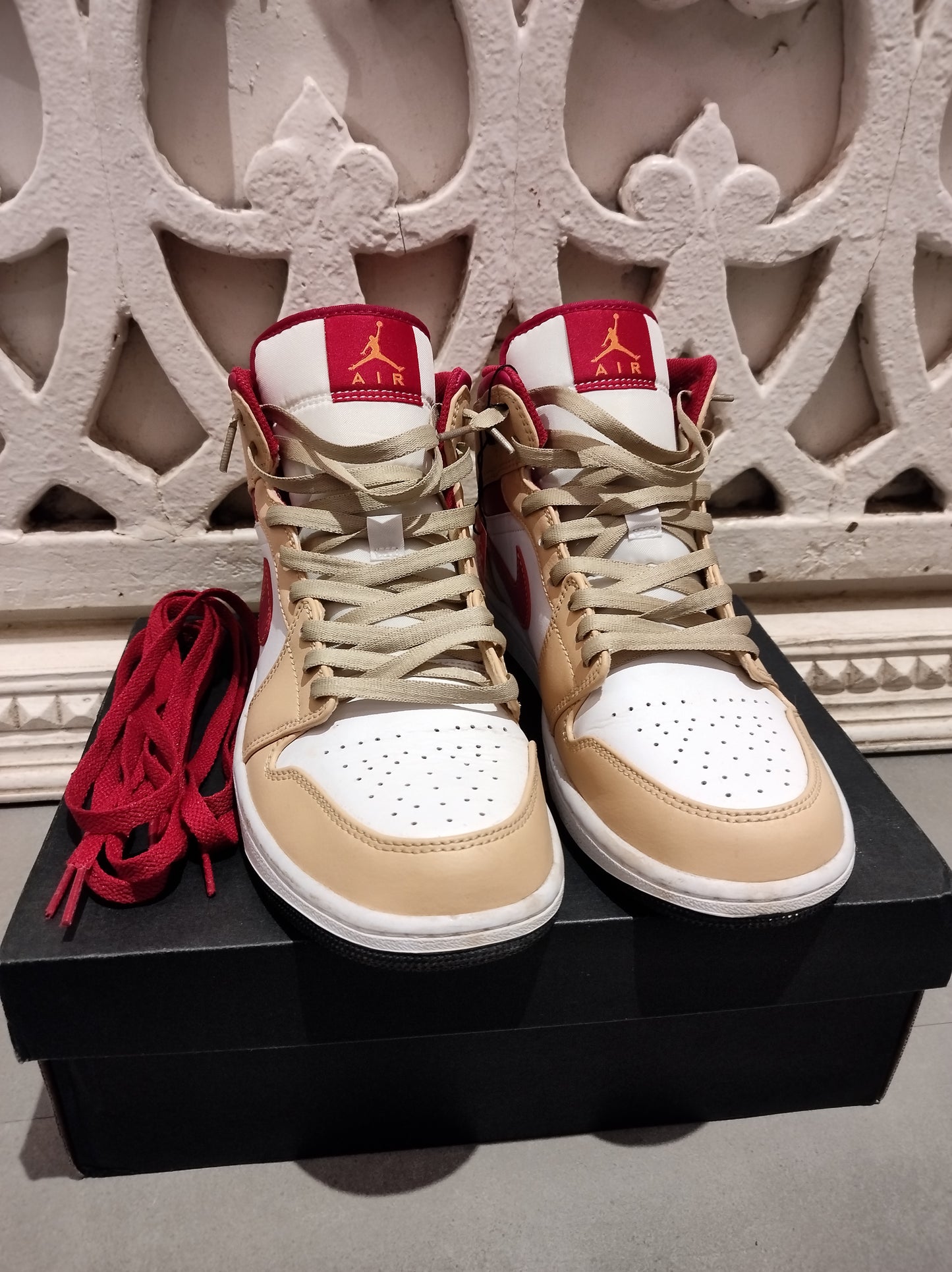 JORDAN 1 MID LIGHT CURRY CARDINAL