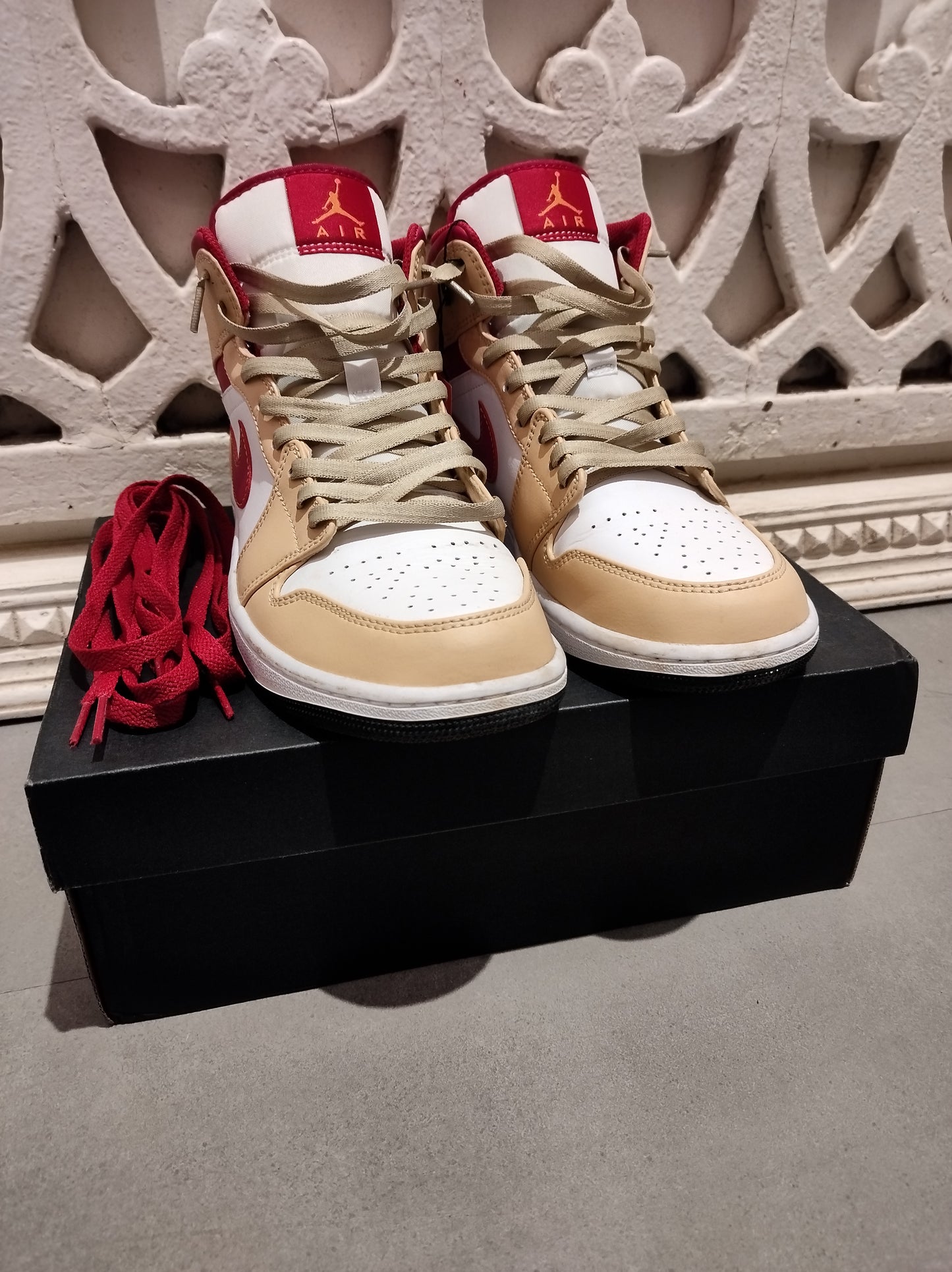 JORDAN 1 MID LIGHT CURRY CARDINAL