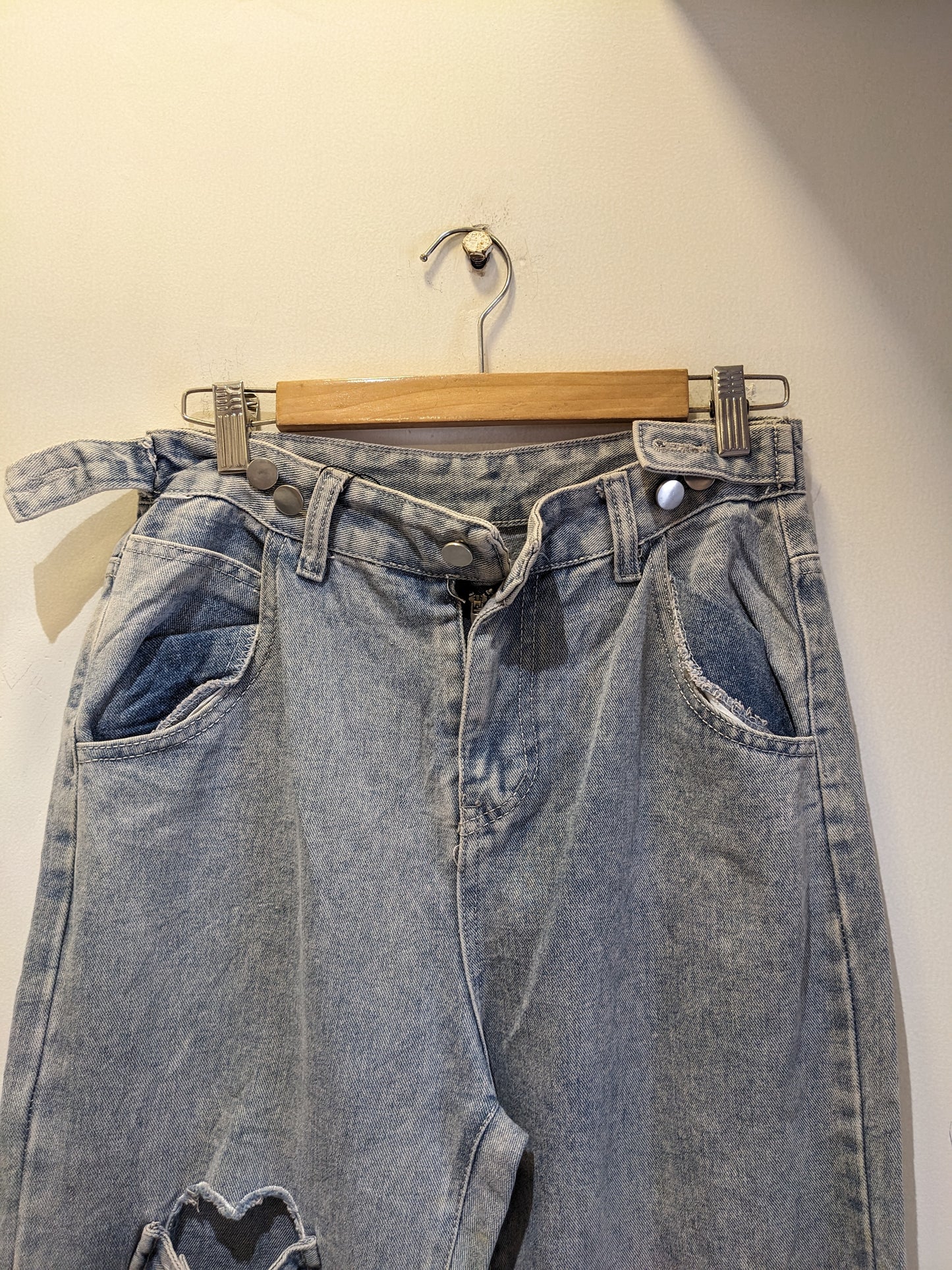 90’s Denim Light Wash Jeans With Heart Detailings