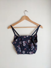 Load image into Gallery viewer, Floral Print Crop Top
