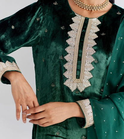 Ancestry
Green Live Inaya Velvet Kurta Set Of 2