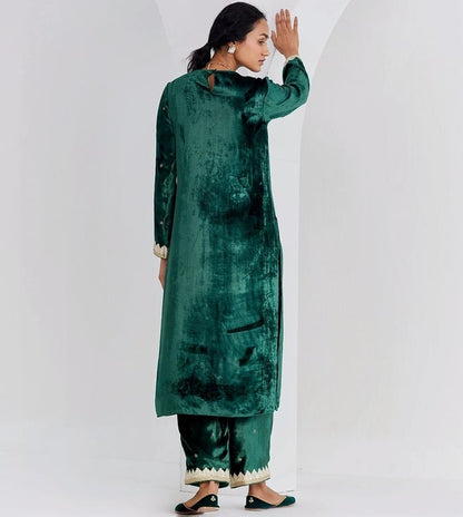 Ancestry
Green Live Inaya Velvet Kurta Set Of 2