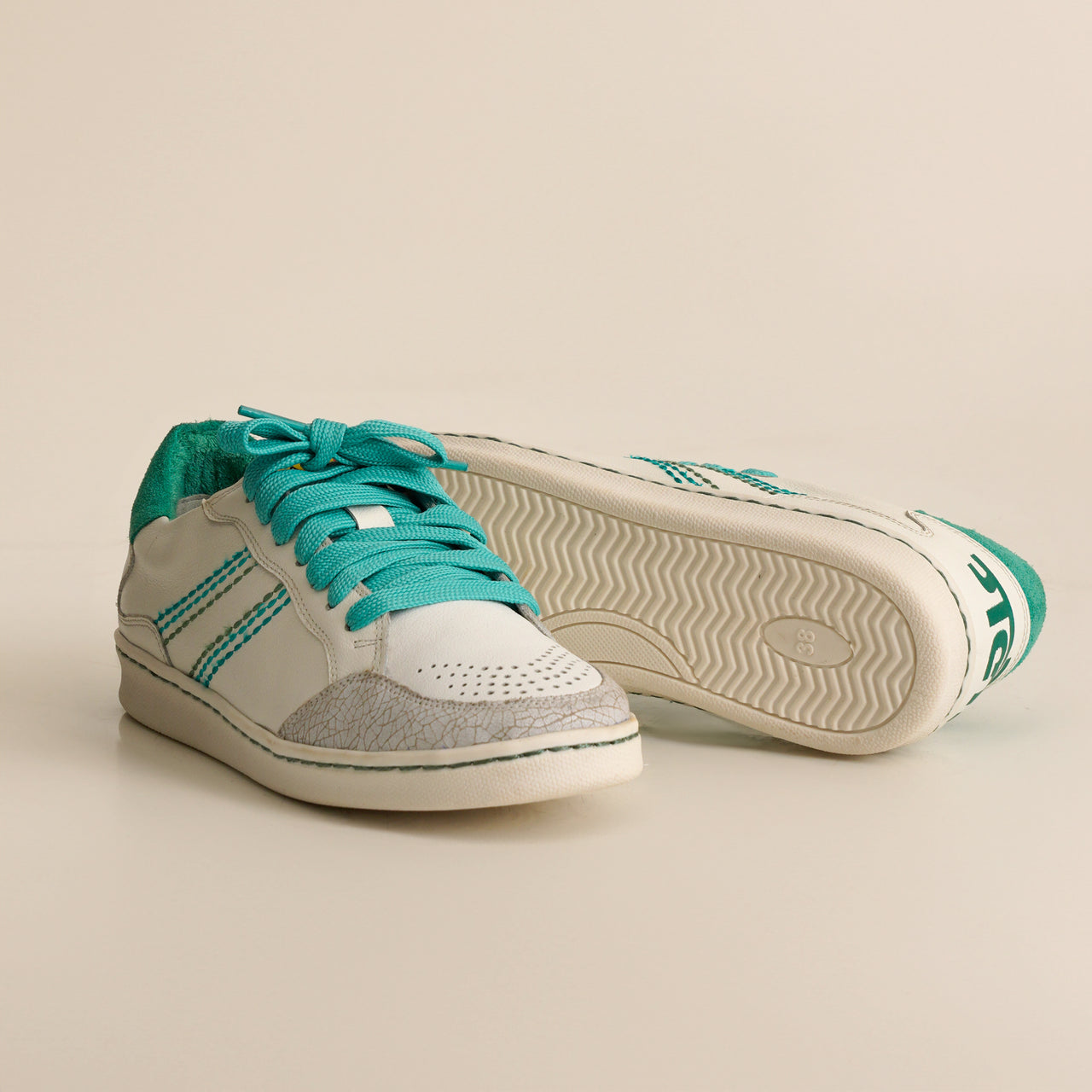 Gully Labs
Lace-Up Sneakers with leather Upper
