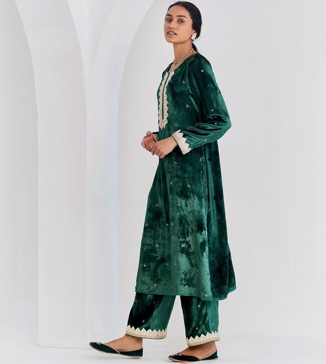 Ancestry
Green Live Inaya Velvet Kurta Set Of 2