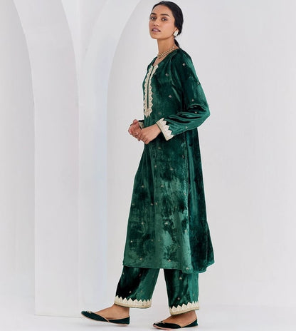 Ancestry
Green Live Inaya Velvet Kurta Set Of 2