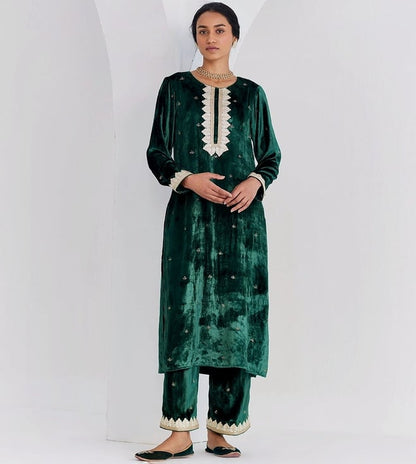 Ancestry
Green Live Inaya Velvet Kurta Set Of 2