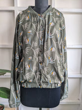Load image into Gallery viewer, Olive Printed Jacket
